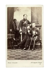 Oficiais com um menino, Londres, 1870 (impressão albumen)